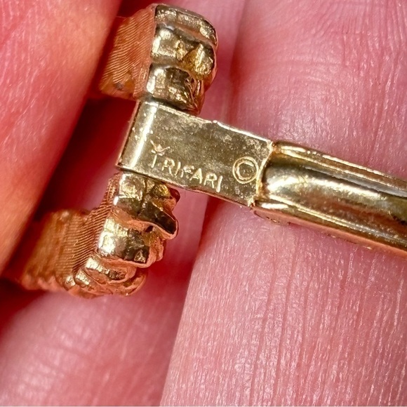 Crown Trifari vintage gold tone bracelet - Picture 4 of 6